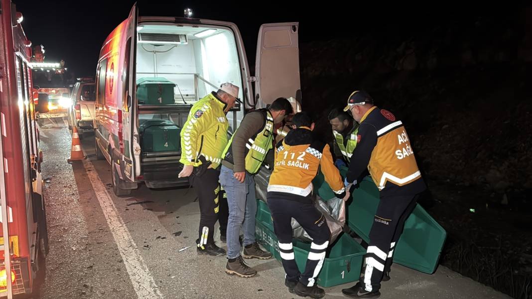 TIR’a çarpan kamyonet bu hale geldi: 1 ölü, 1 ağır yaralı 2